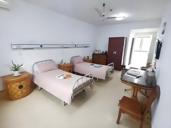 53岁朱茵住山里开破车？
